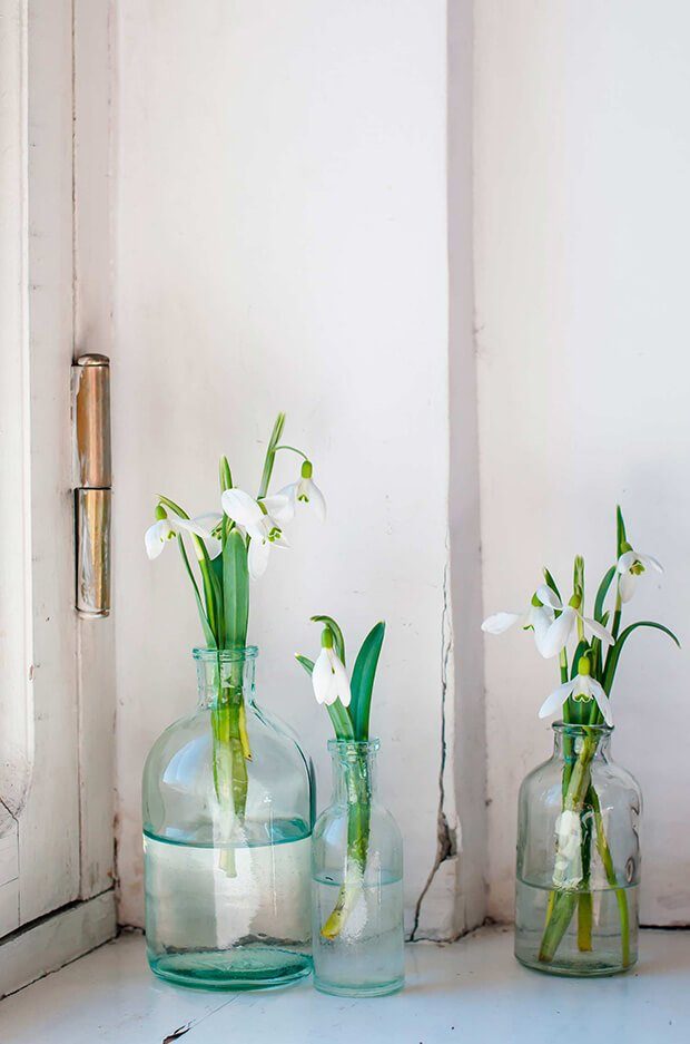 como decorar jarrones de vidrio con flores artificiales